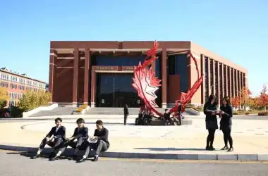 世界知名大学为枫叶课程毕业生提供专属奖学金